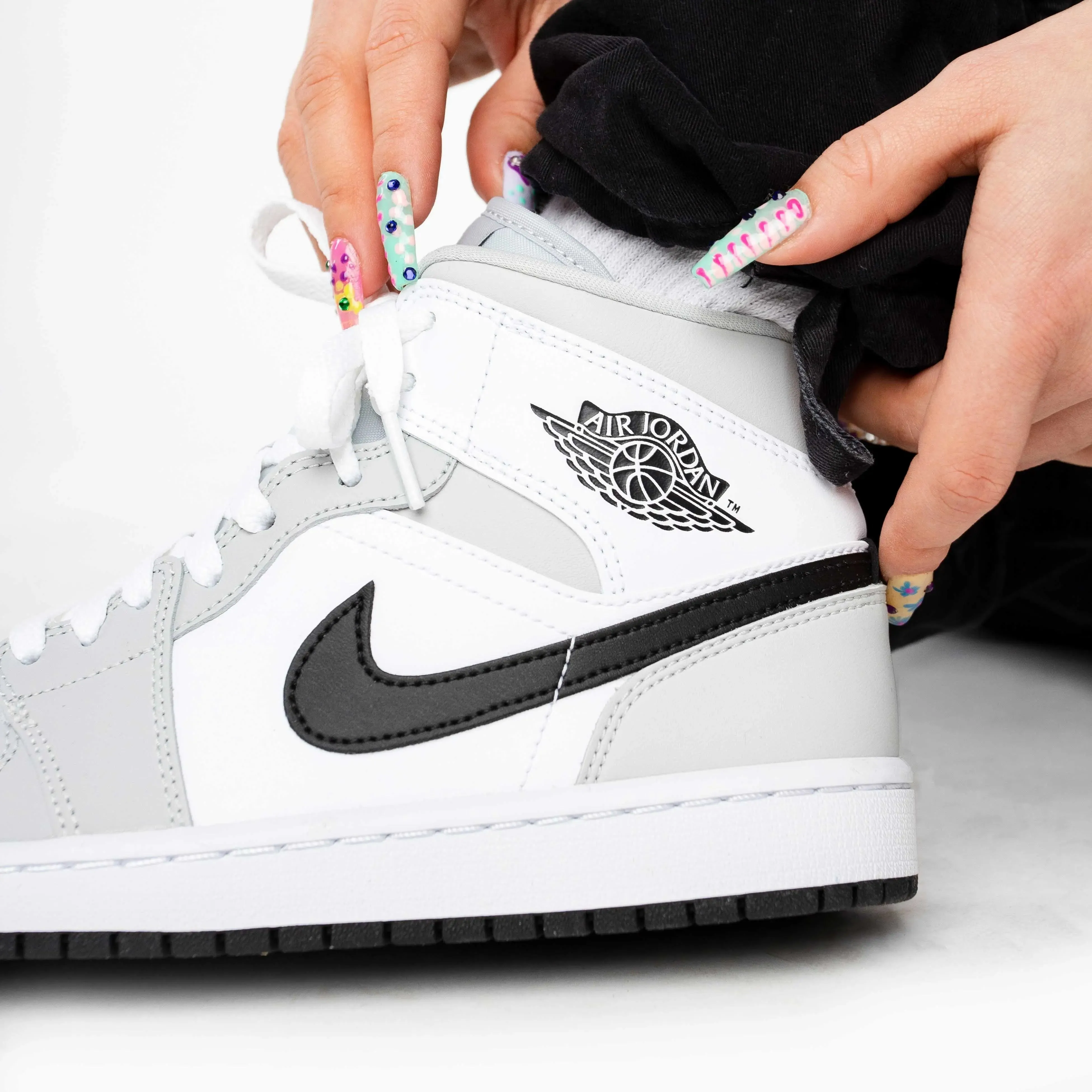 Air Jordan 1 Mid Light Smoke Grey